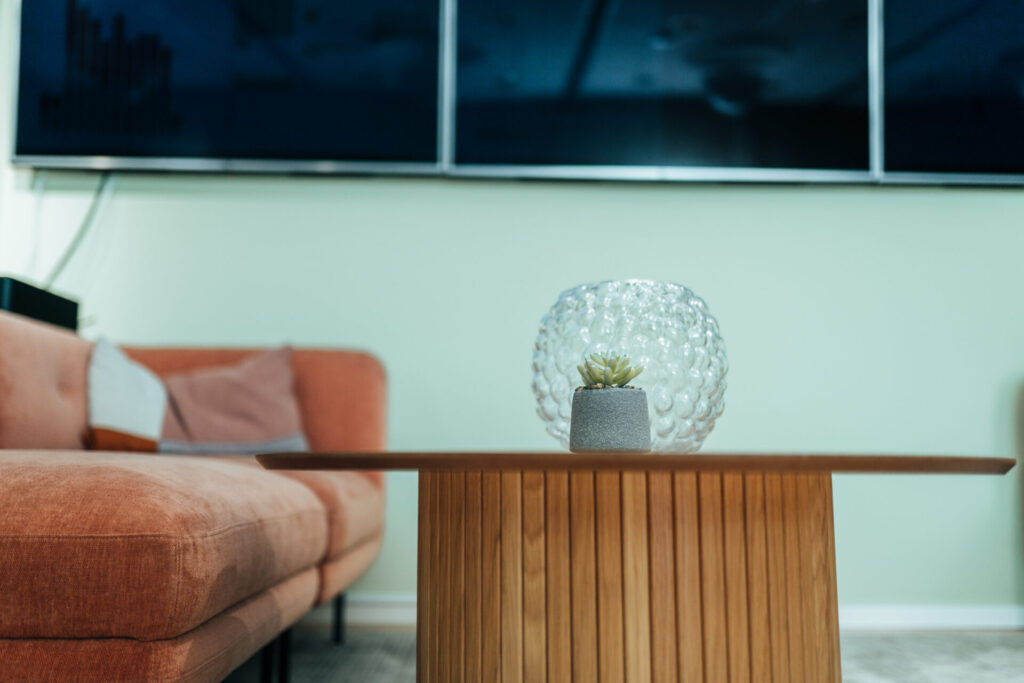 Mötesyta på Active IT:s kontor med soffa och skärm