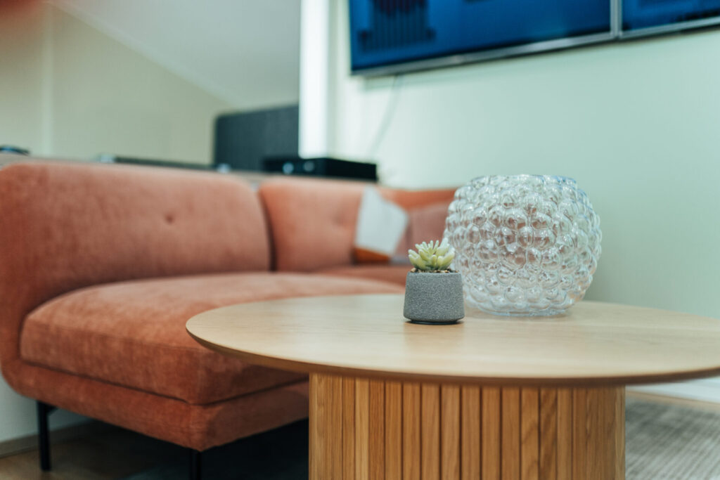 Loungedel på Active IT:s kontor med soffa och runt bord