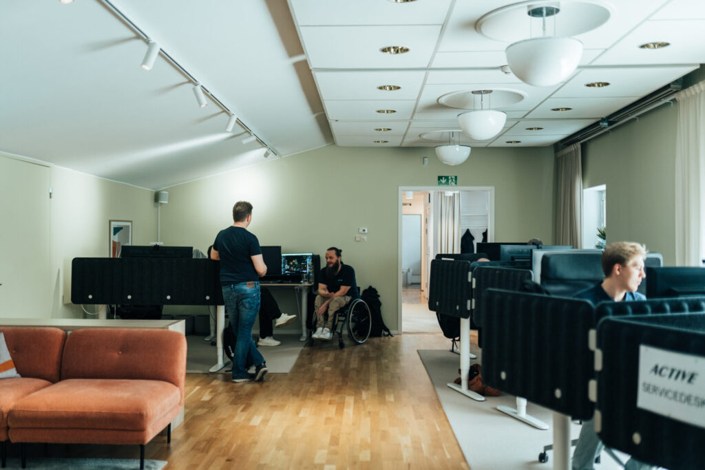 Active IT:s kontor med öppna arbetsplatser och medarbetare