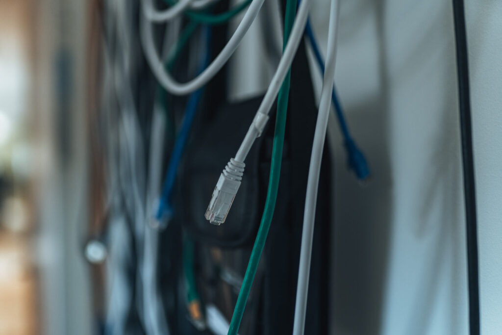 Patchkablar i ett nätverksskåp hos Active IT