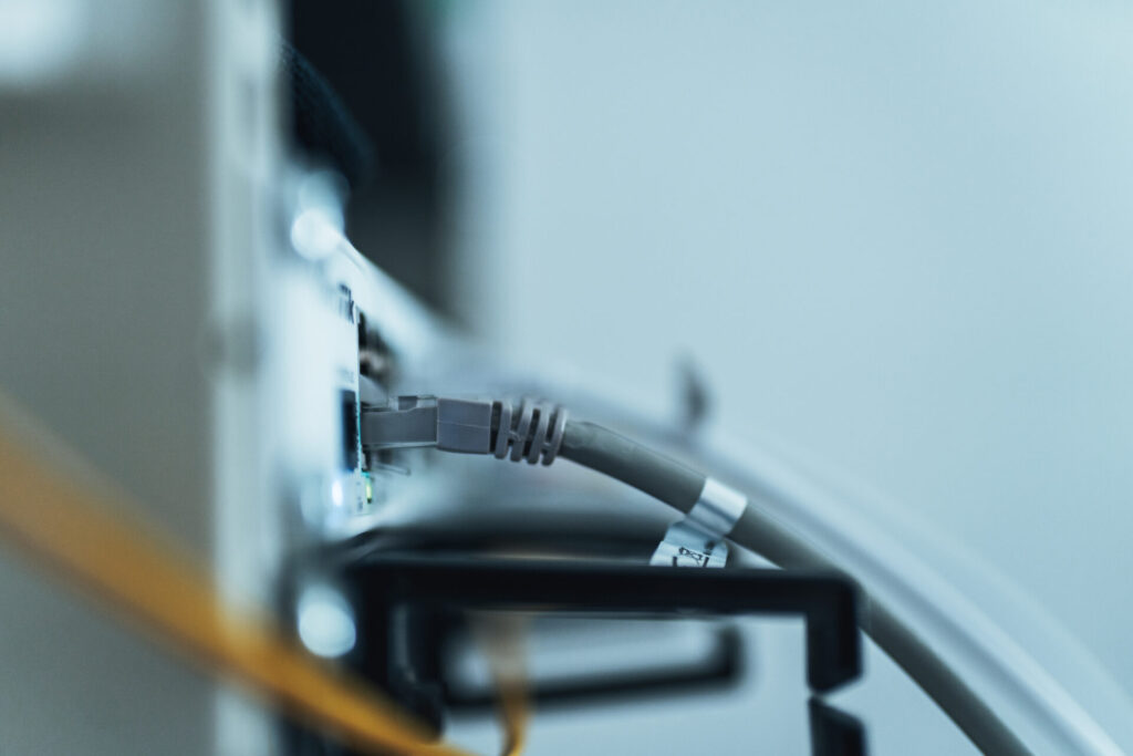 Nätverkskabel ansluten i ett serverskåp, närbild