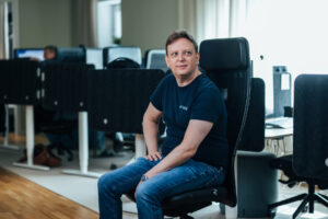 Active IT-medarbetare sitter vid sin arbetsplats i servicedesk-miljön
