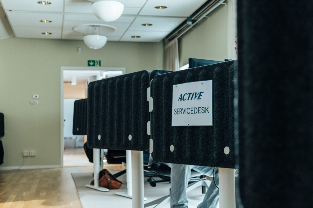 Arbetsplatser med ljuddämpande skärmar på Active IT:s kontor