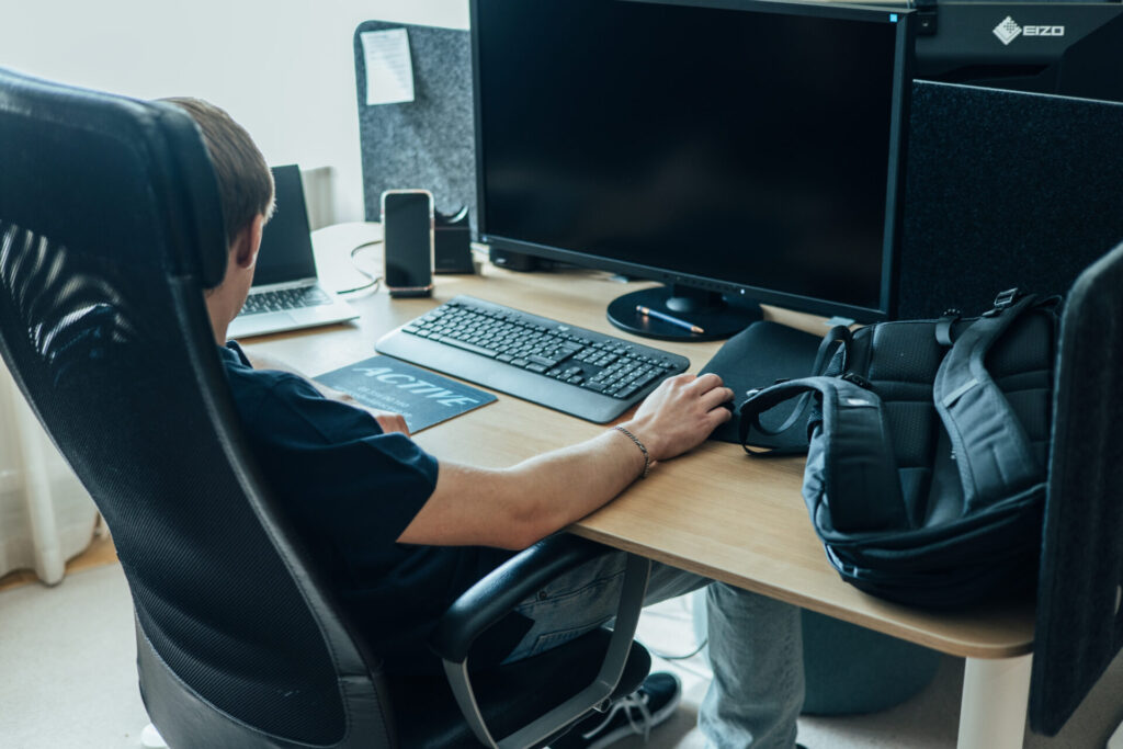 IT-tekniker på Active IT arbetar koncentrerat vid dubbla skärmar