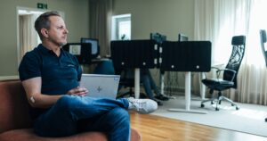 Medarbetare arbetar med bärbar dator i Active IT:s kontorsmiljö – kom igång med Microsoft 365 Copilot